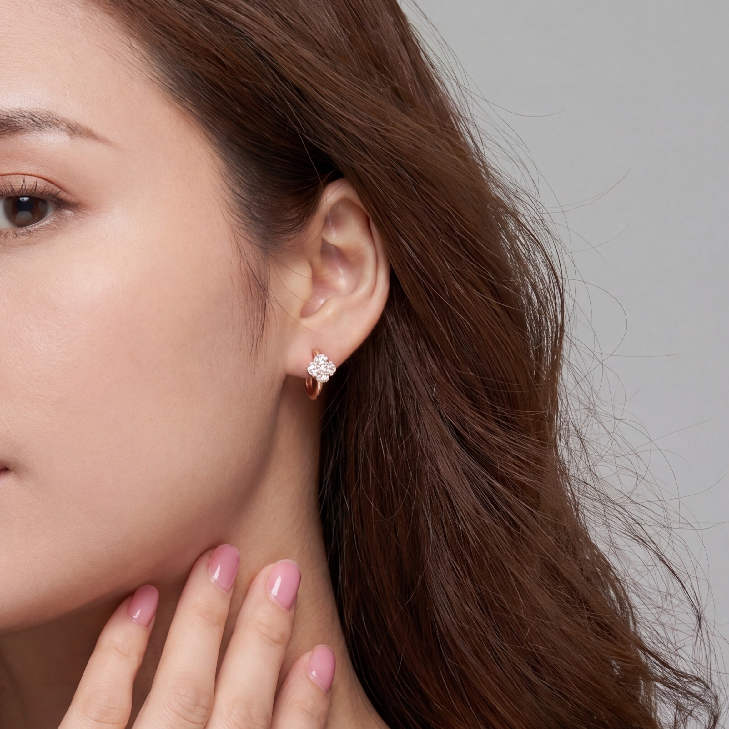 Éclat Clover Huggie Earrings