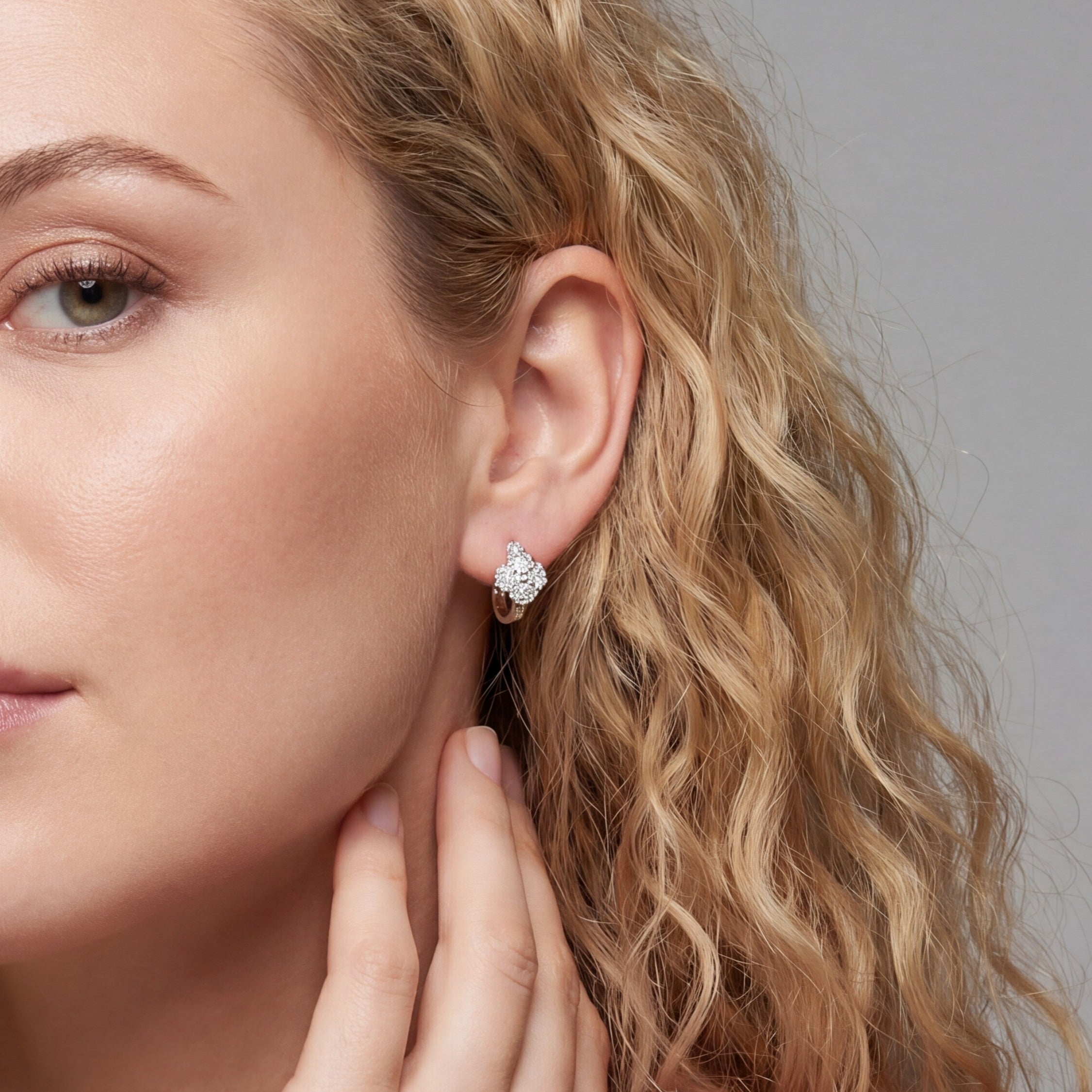 Éclat Clover Huggie Earrings