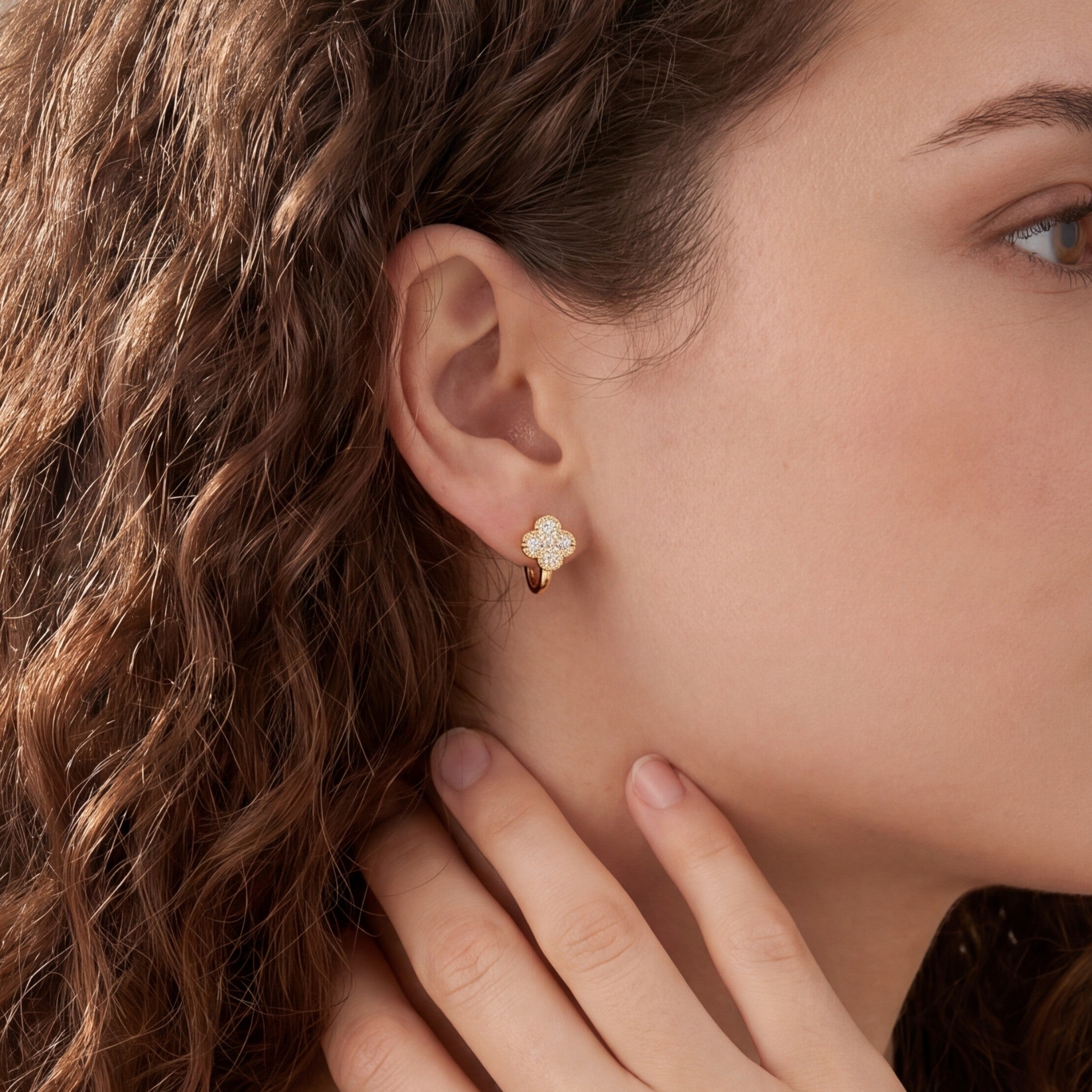 Éclat Clover Huggie Earrings