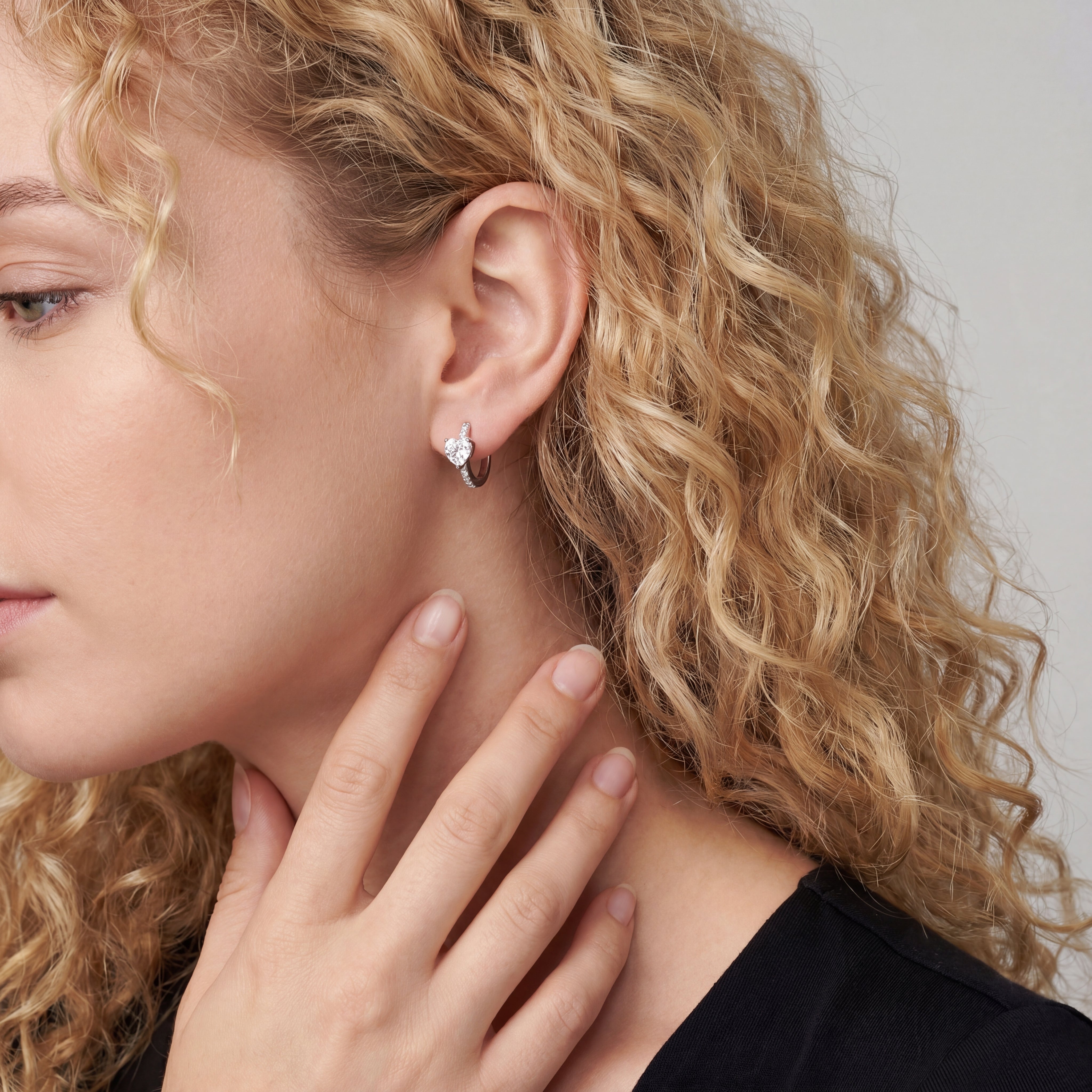 Cœur Éclat Huggie Earrings