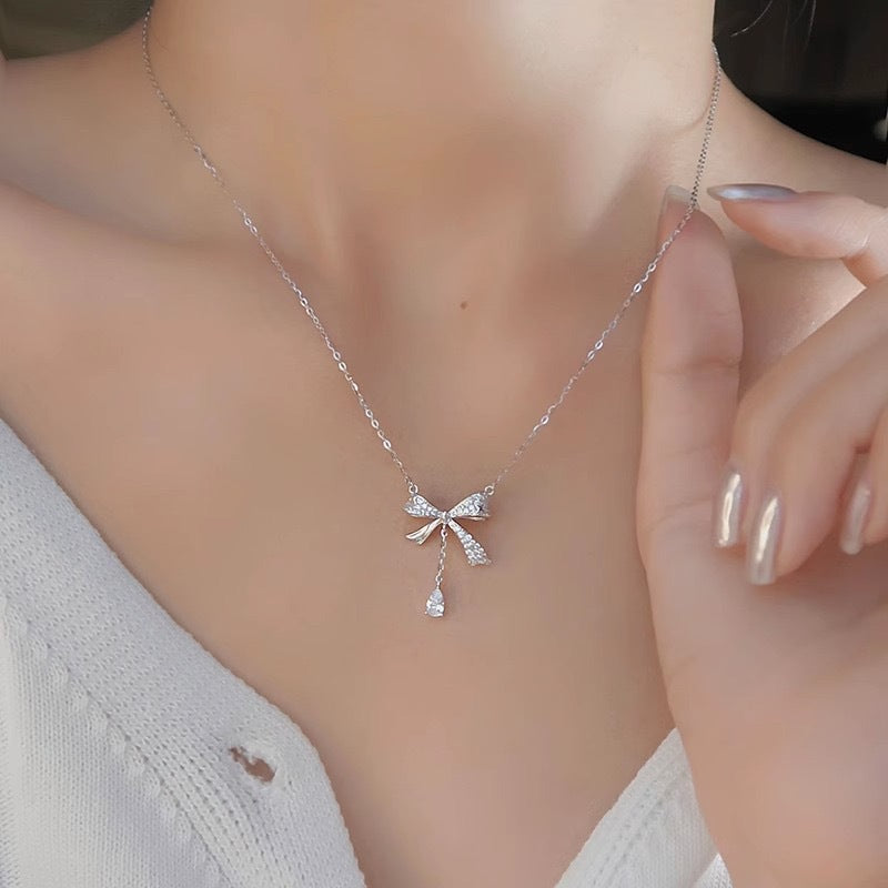 Belle Éclat Bow Drop Necklace