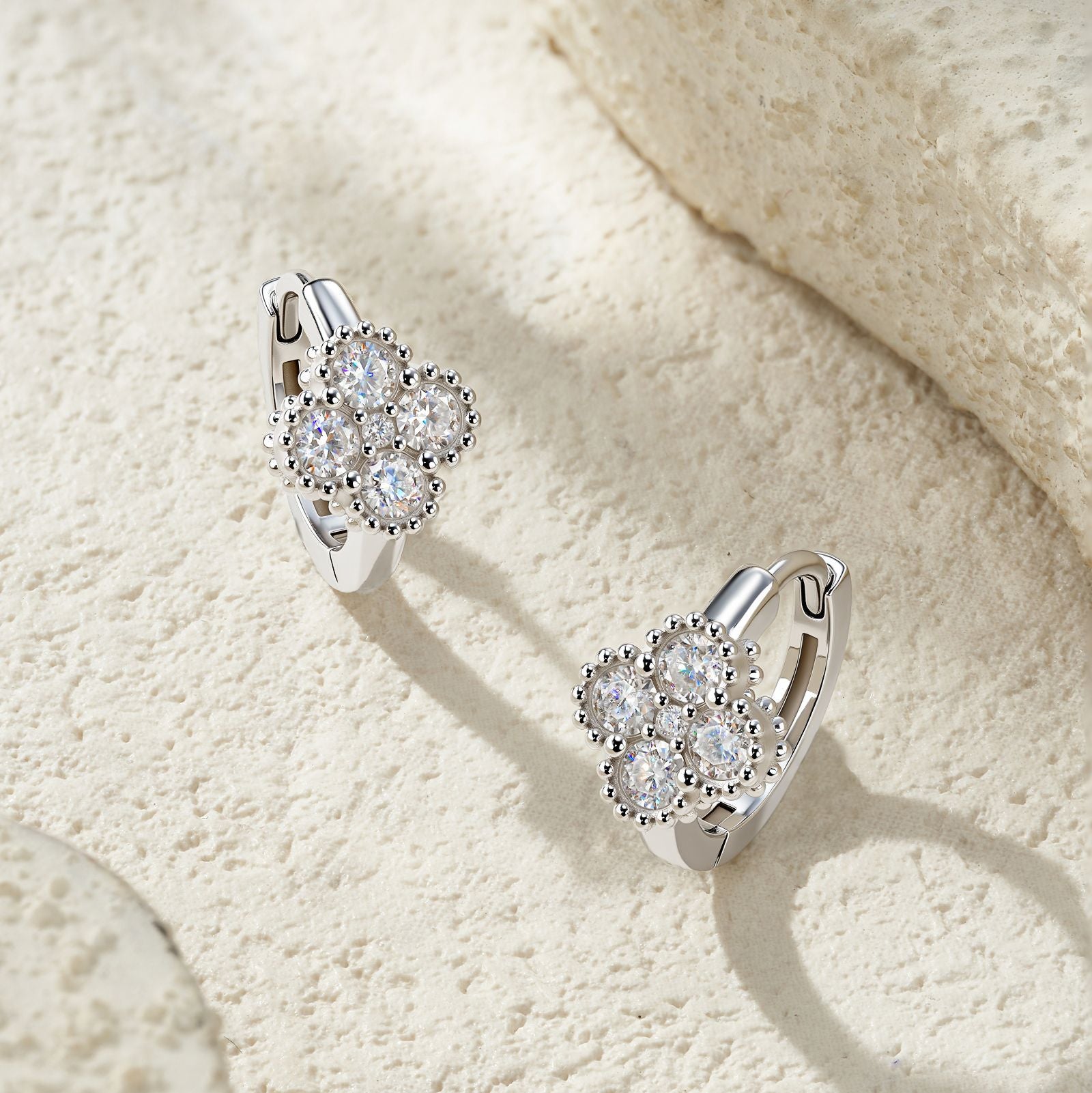 Éclat Clover Huggie Earrings
