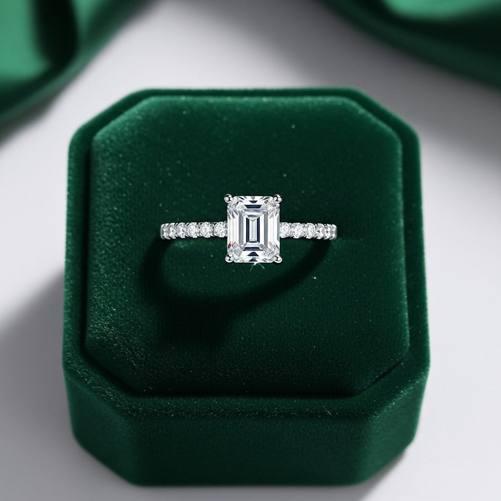 Émeraude Discrète Ring