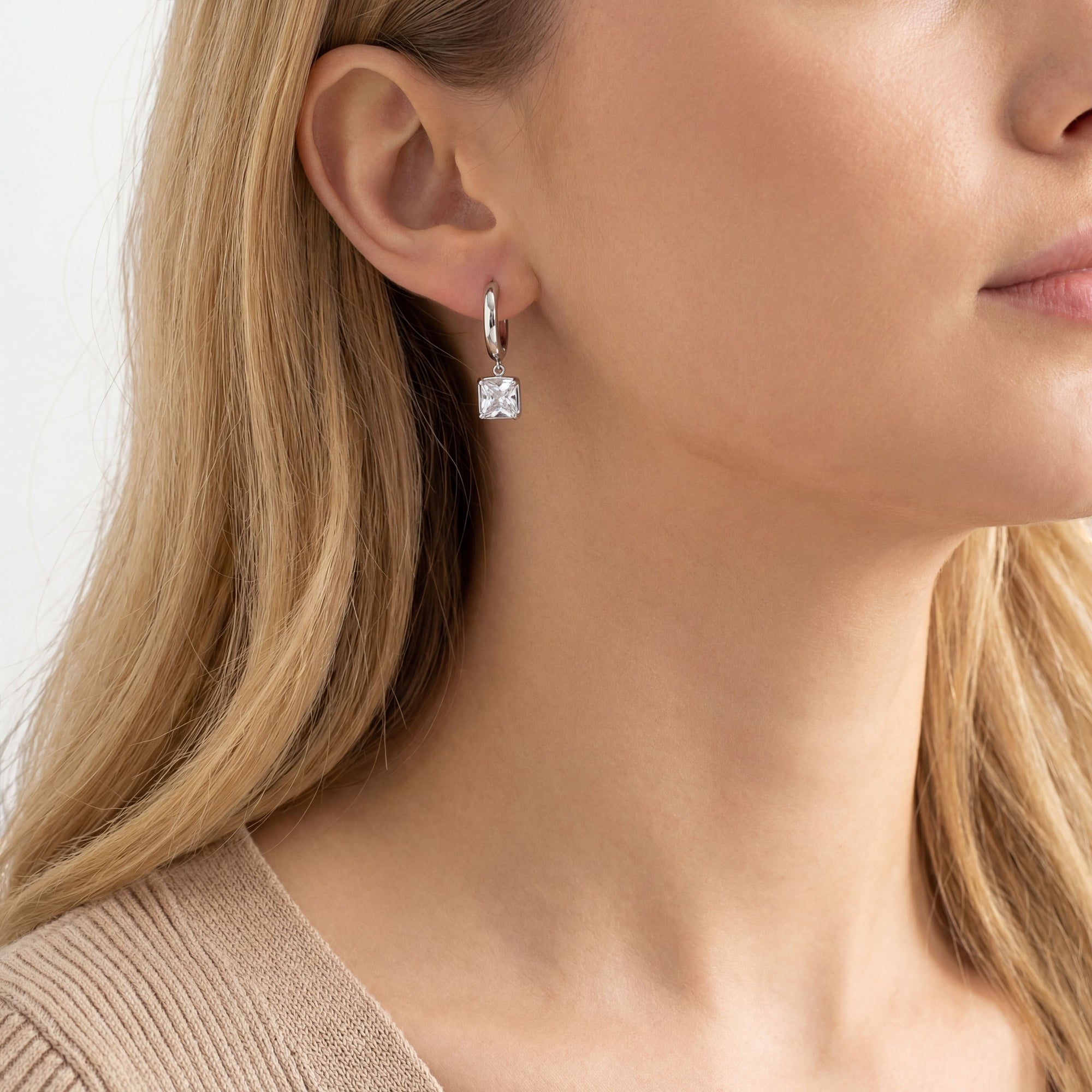 18K White Gold Vermeil, 18K White Gold Vermeil / Lifestyle
