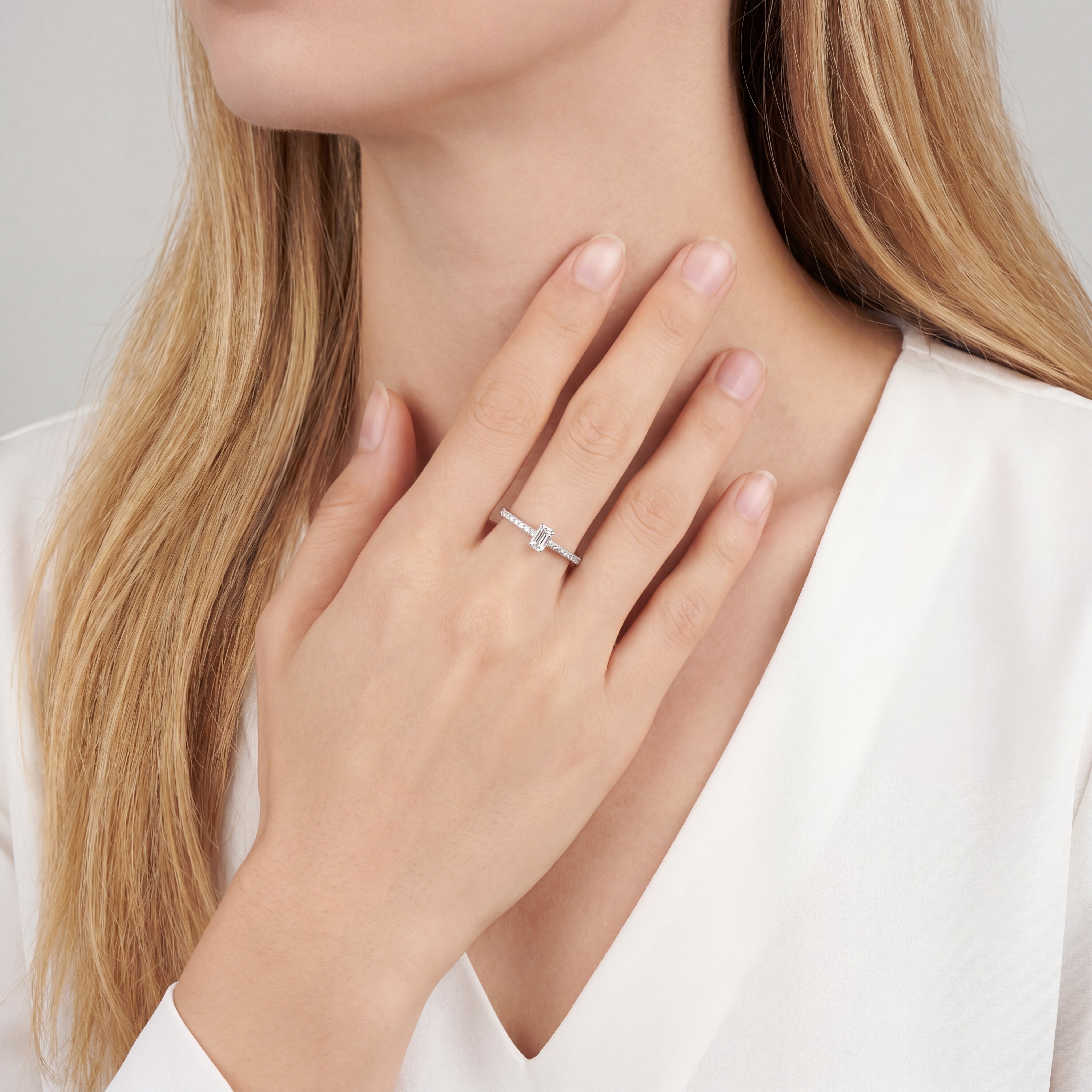 Évara Baguette Halo Ring