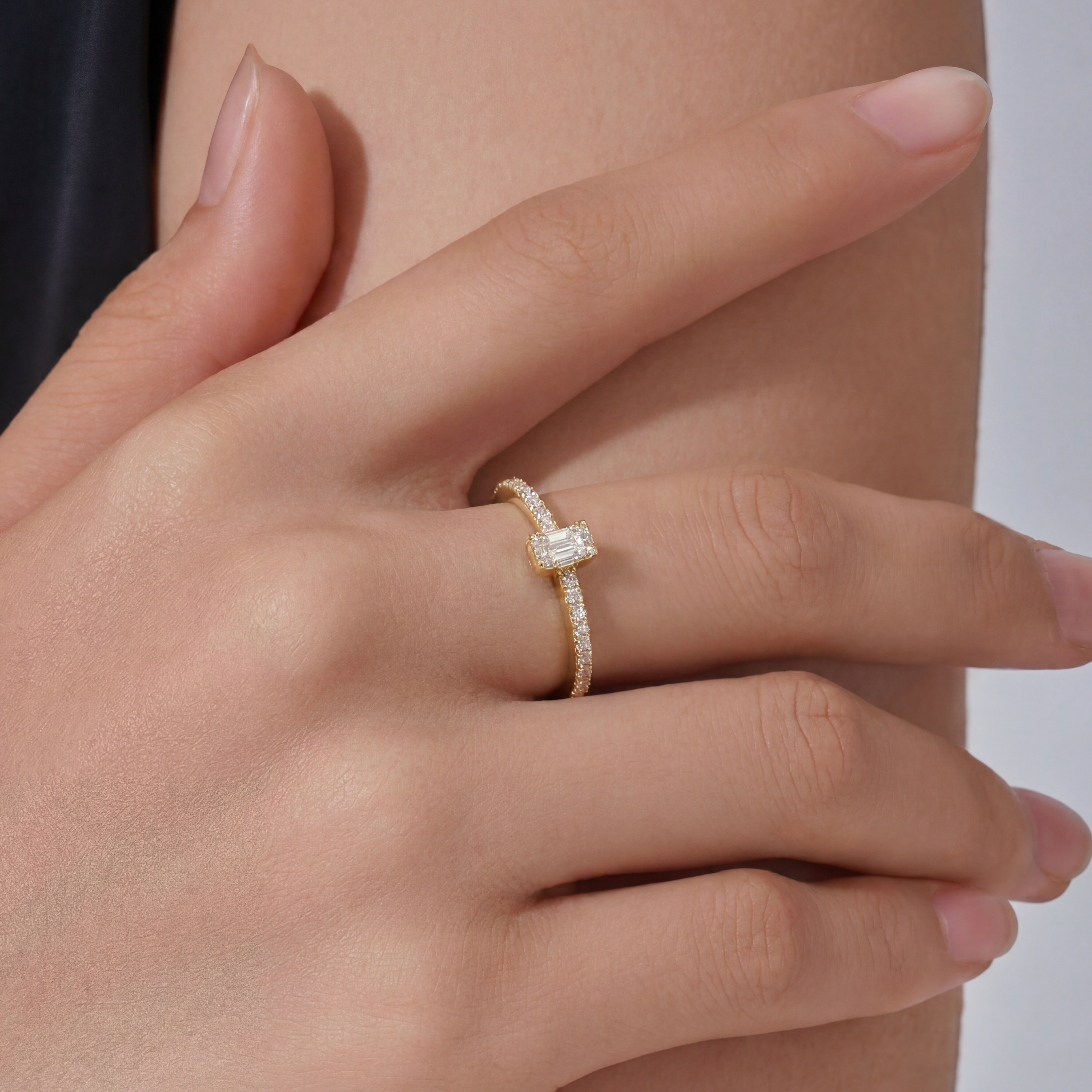 Évara Baguette Halo Ring