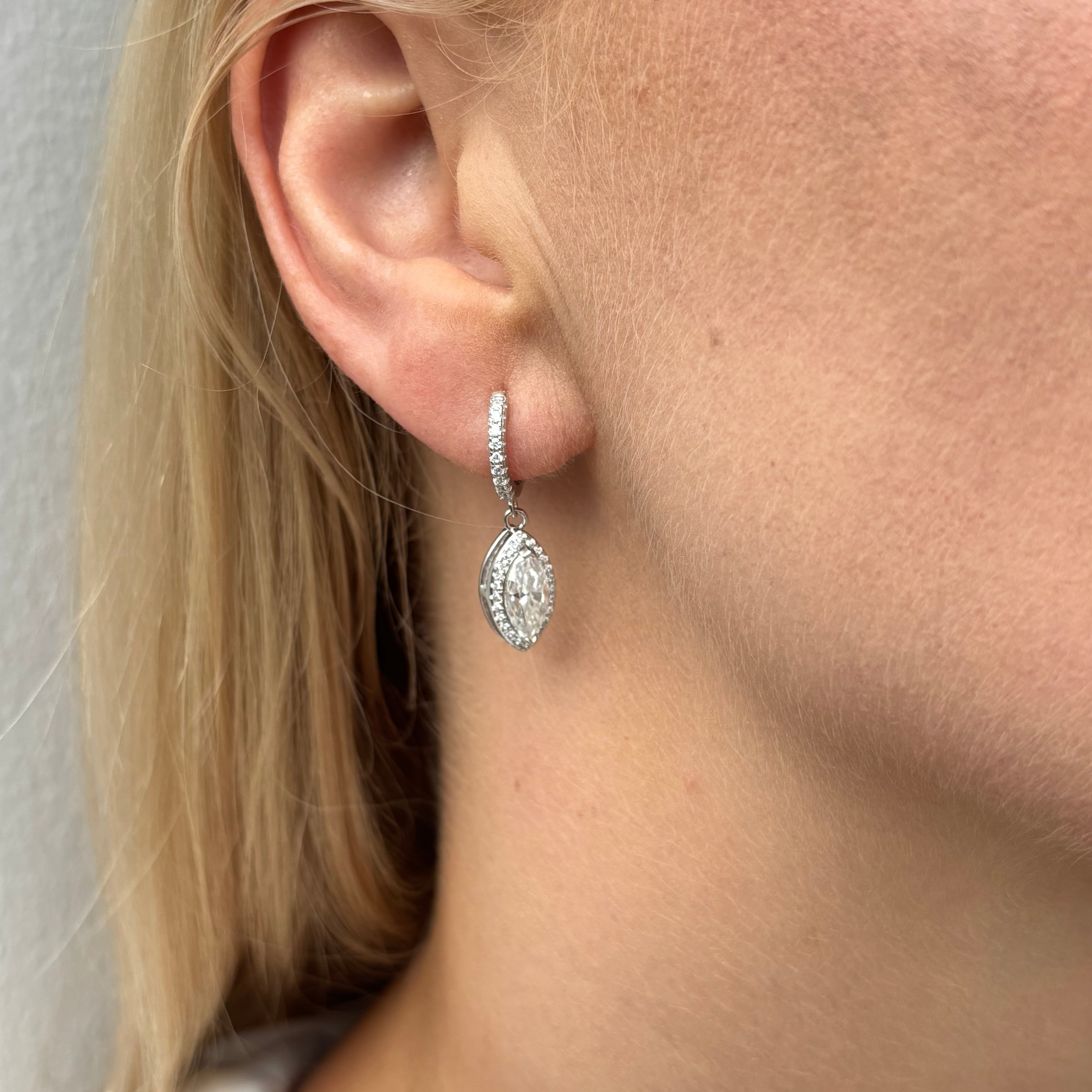 18K White Gold Vermeil, 18K White Gold Vermeil / Lifestyle