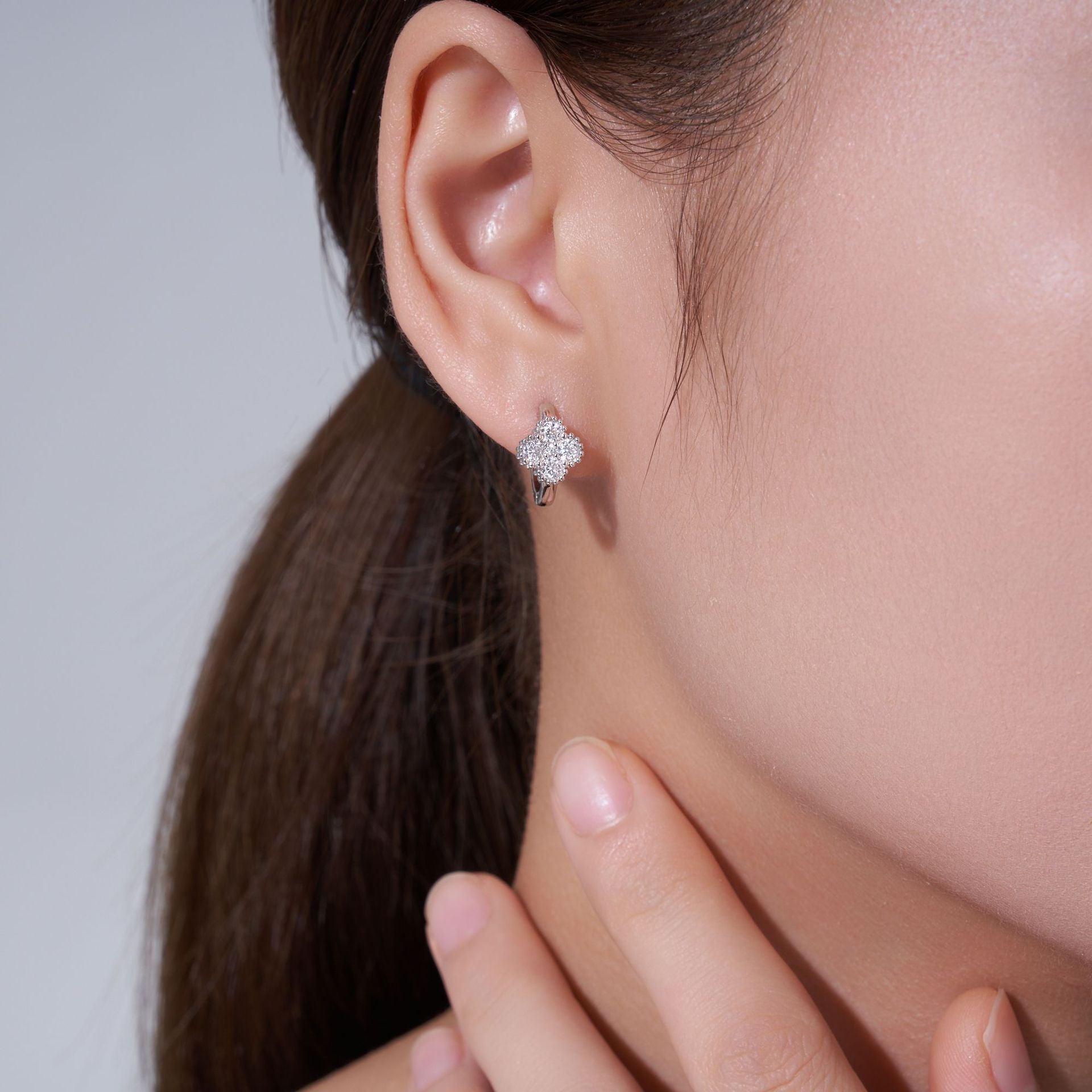 Éclat Clover Huggie Earrings