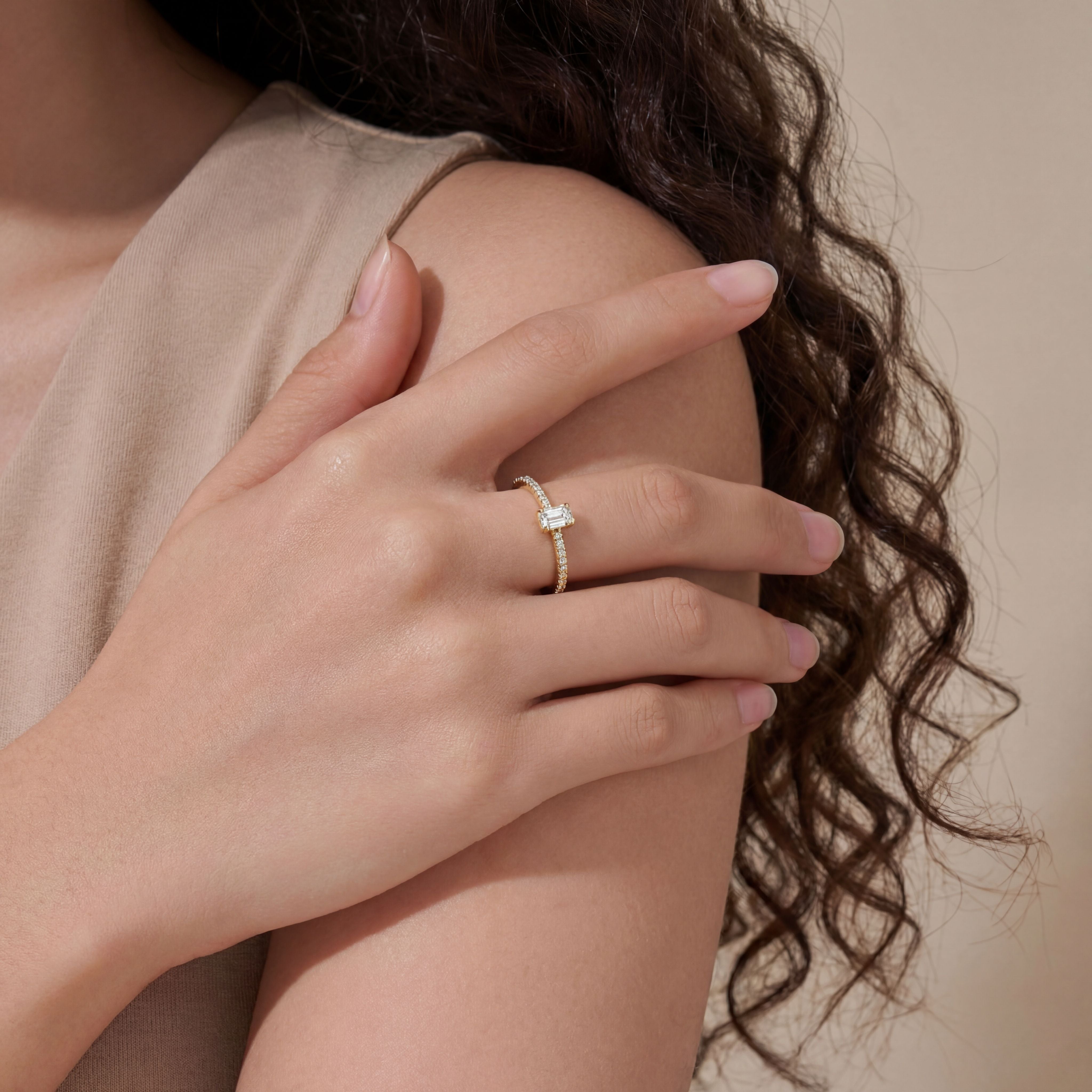 Évara Baguette Halo Ring