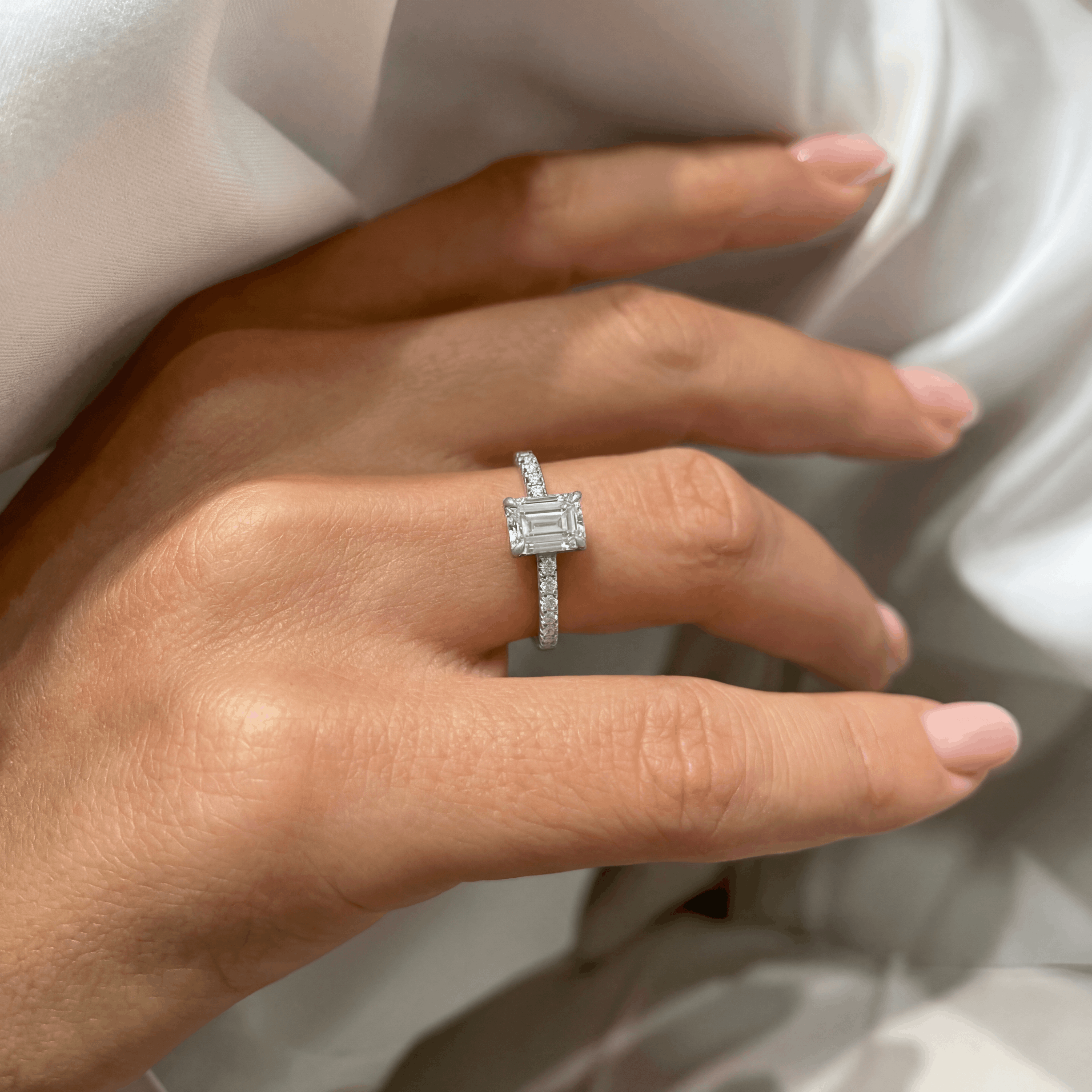 Émeraude Discrète Ring
