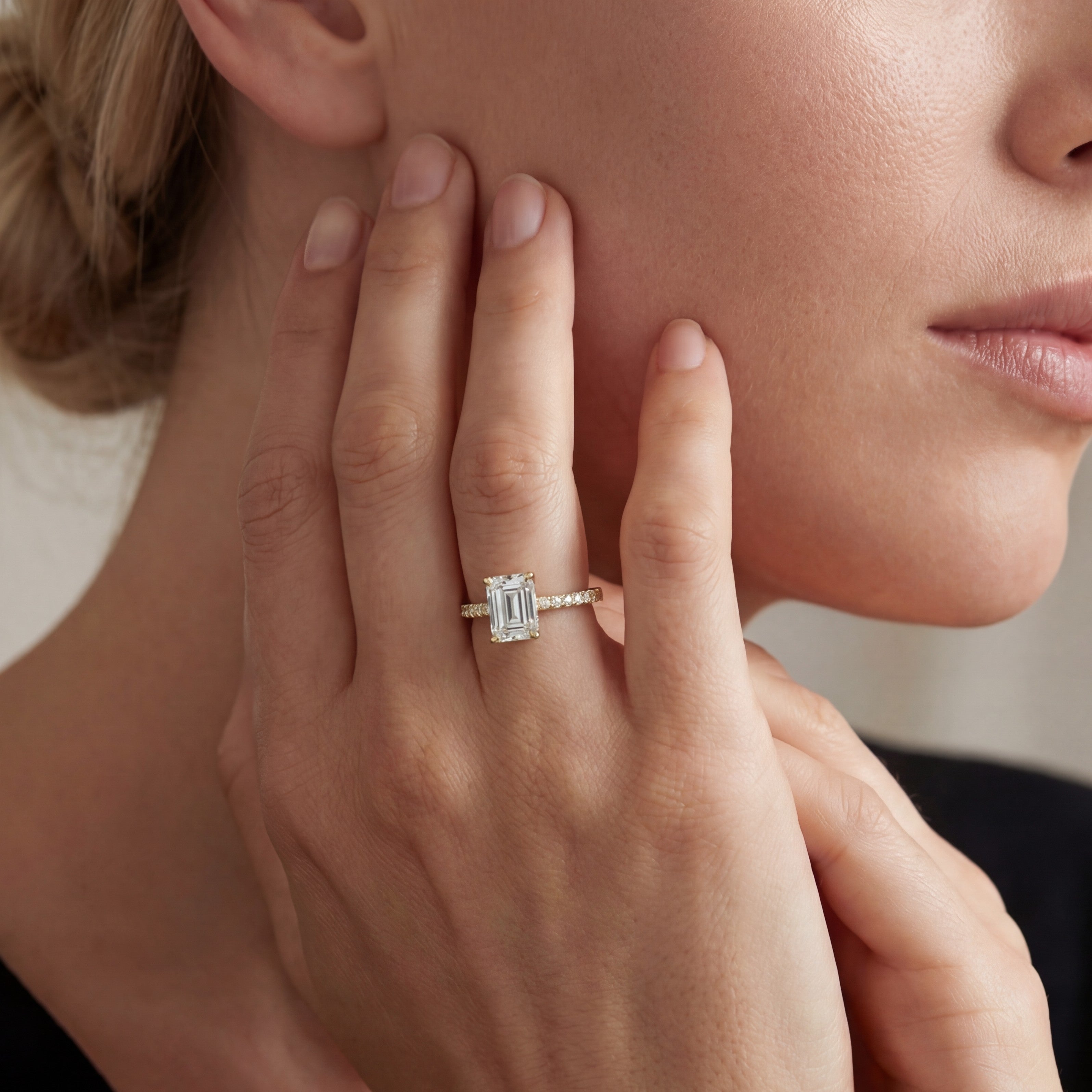 Émeraude Discrète Ring
